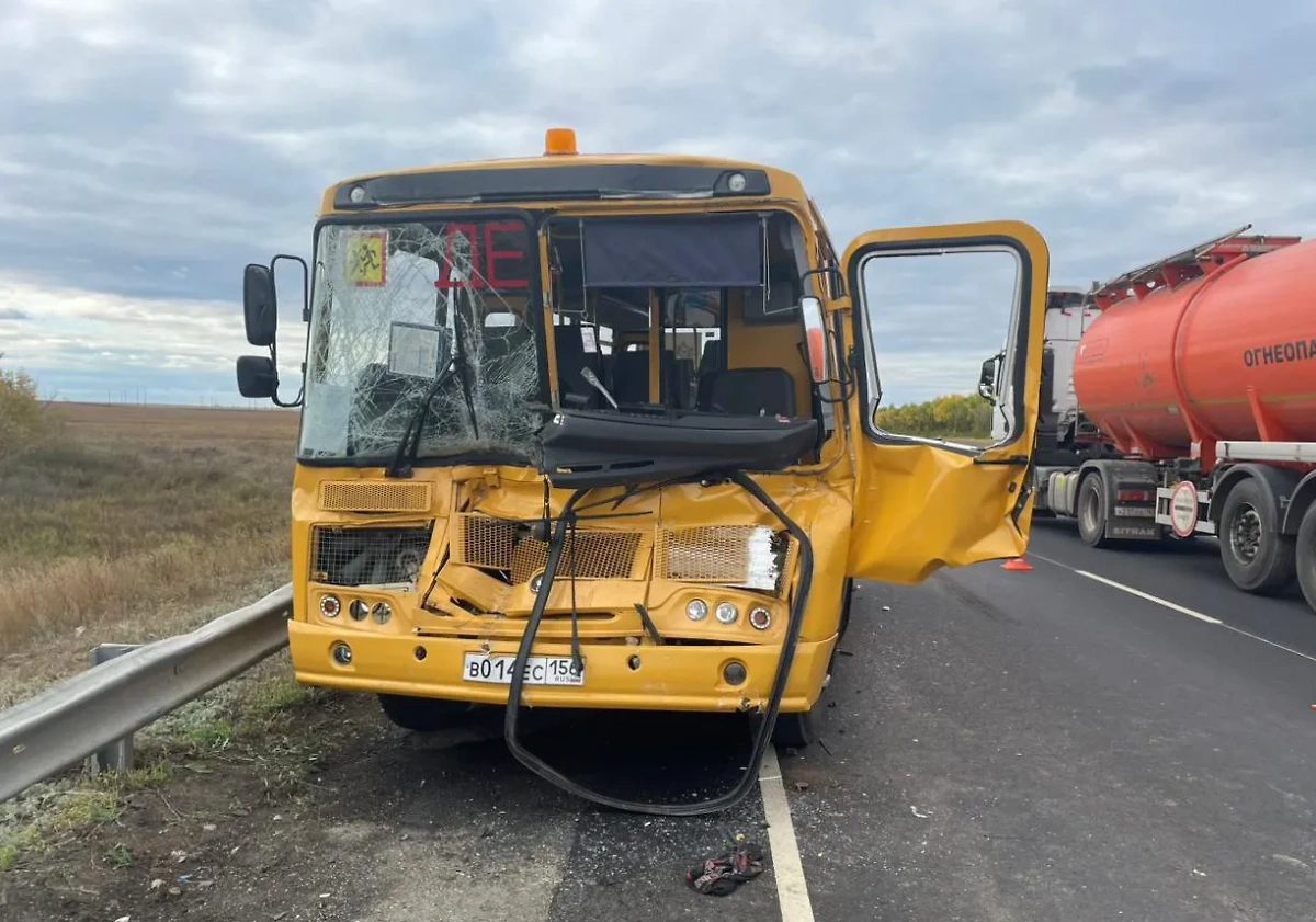 В Оренбуржье автобус с детьми попал в ДТП. Обложка © Telegram / Полиция Оренбуржья