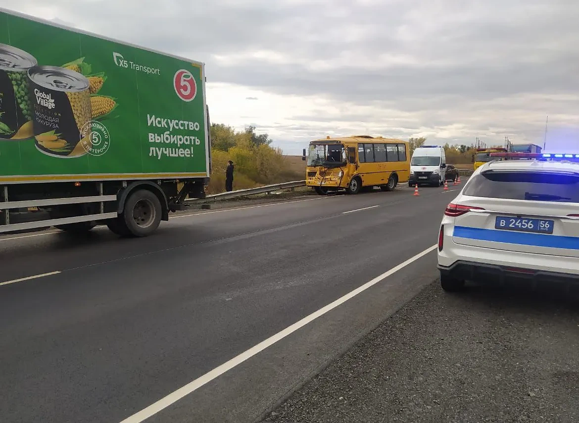 В Оренбуржье автобус с детьми попал в ДТП. Фото © Telegram / Полиция Оренбуржья