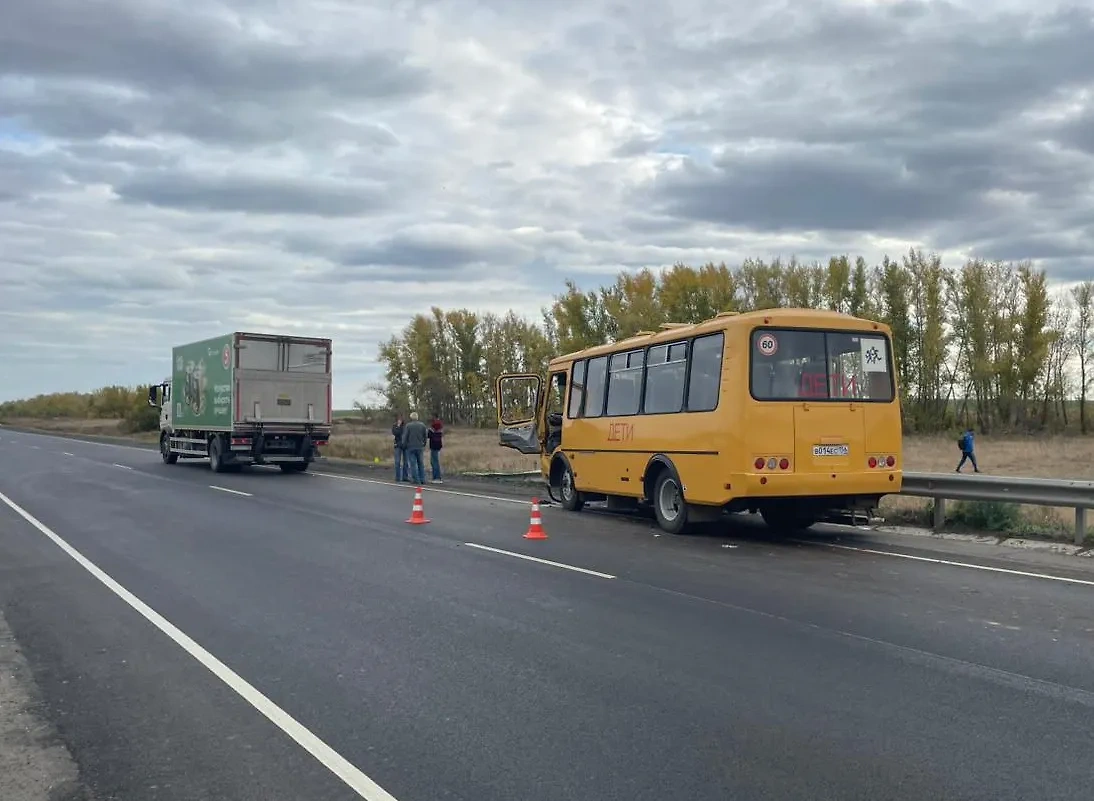 В Оренбуржье автобус с детьми попал в ДТП. Фото © Telegram / Полиция Оренбуржья