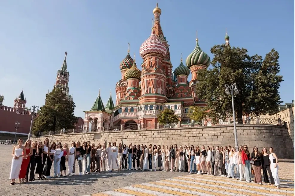 Финалистки конкурса «Мисс Россия» на экскурсии. Обложка © VK / Мисс Россия