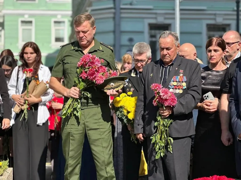 Военные и ветераны с цветами у мемориала в честь жертв Беслана. Фото © Life.ru 