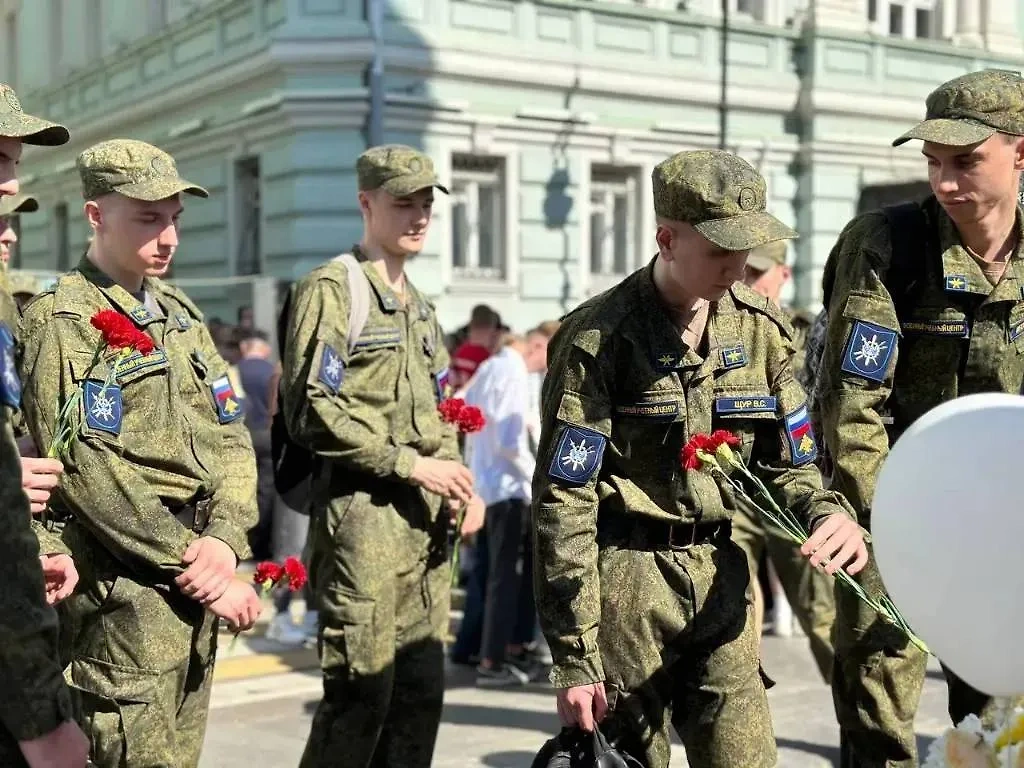 К мемориалу возлагают цветы курсанты военного учебного центра. Фото © Life.ru