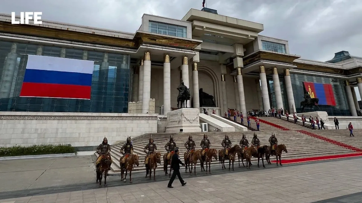 Подготовка ко встрече Путина у Дворца правительства Монголии. Фото © Life.ru / Павел Баранов