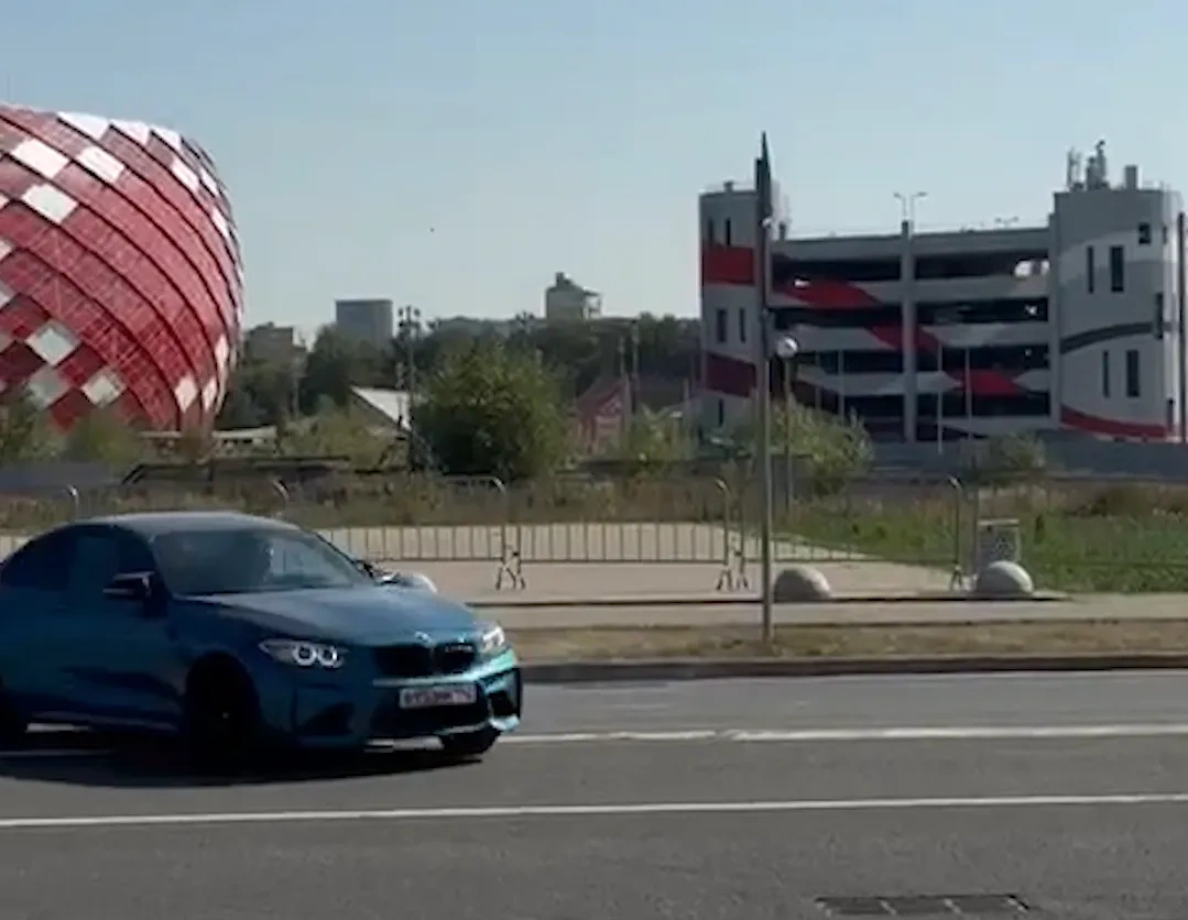 Хоккеист устроил опасную езду в Москве. Видео © Telegram / SHOT