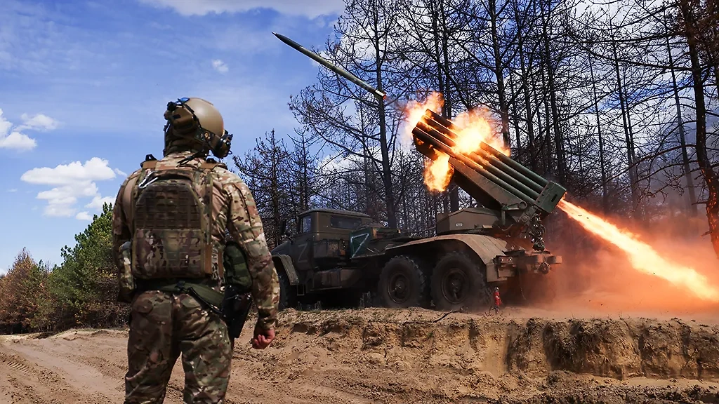 Боевая работа самоходной реактивной системы залпового огня (РСЗО) "Град". Фото © ТАСС / Алексей Коновалов