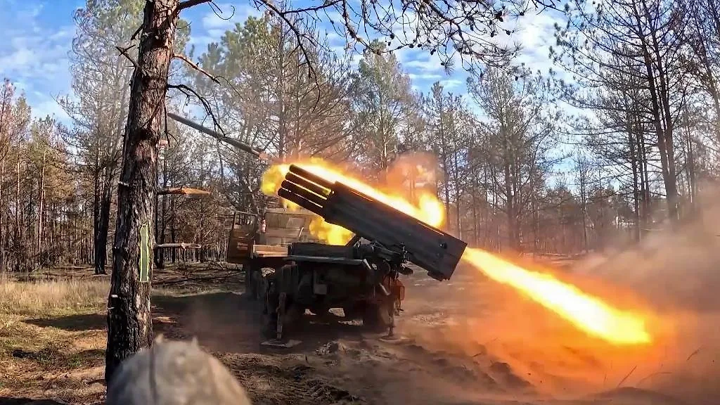 Боевая работа самоходной реактивной системы залпового огня (РСЗО) БМ-21 "Град". Обложка © ТАСС / Пресс-служба Минобороны РФ