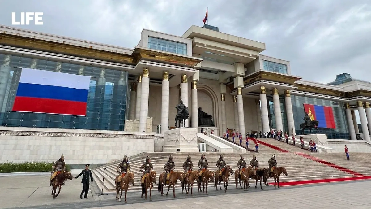 Подготовка ко встрече Путина у Дворца правительства Монголии. Фото © Life.ru / Павел Баранов