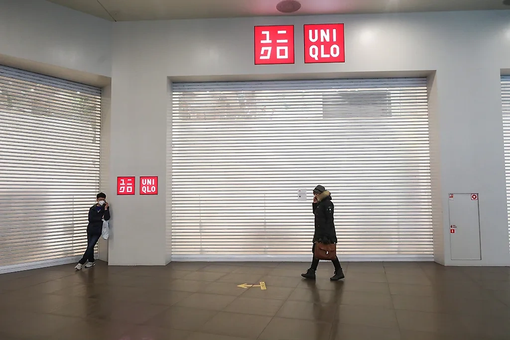 Японский бренд Uniqlo весной тоже объявил об уходе из России, а затем расширил свой ассортимент на площадке маркетплейса. Фото © ТАСС / Роман Пименов