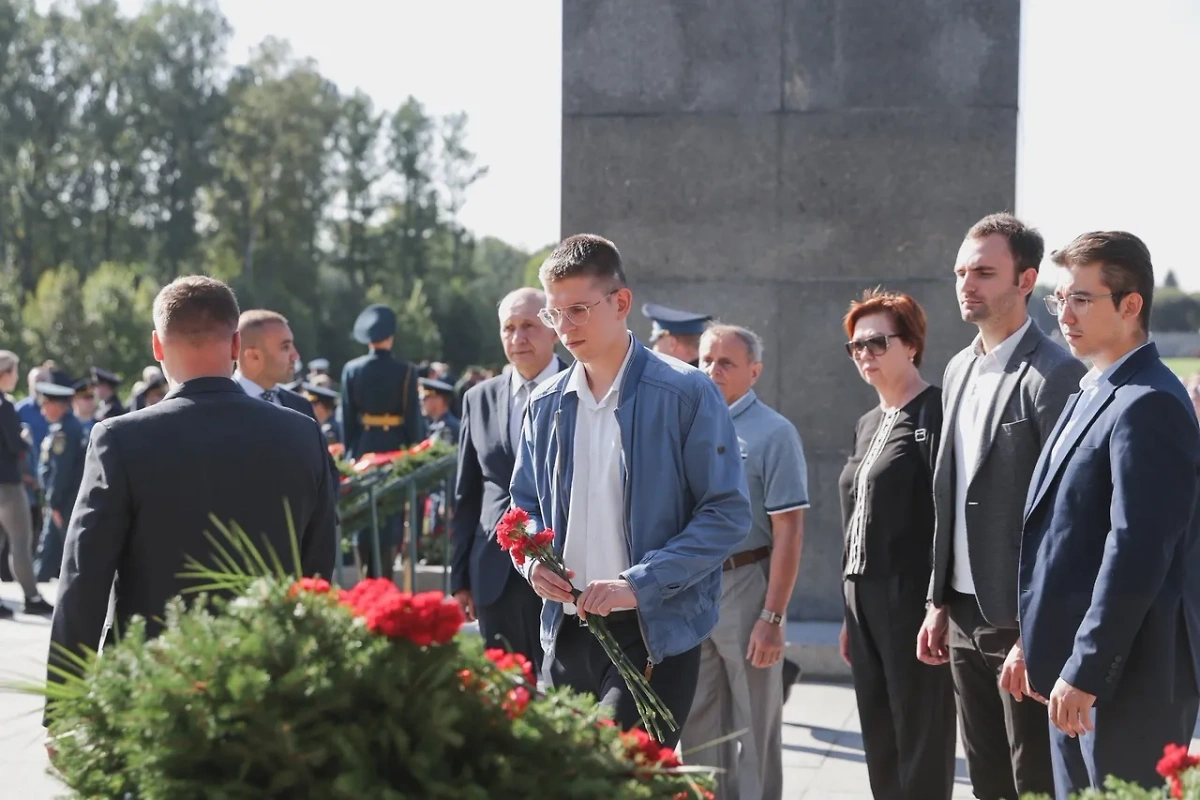 Жители Петербурга возлагают цветы на Пискарёвском мемориальном кладбище в честь жертв блокады Ленинграда. Обложка © VK / Александр Беглов