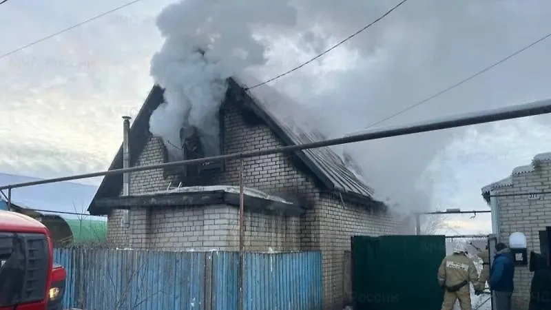 Частный дом под Пензой, где вспыхнул пожар. Обложка © Пресс-служба ГУ МЧС по Пензенской области