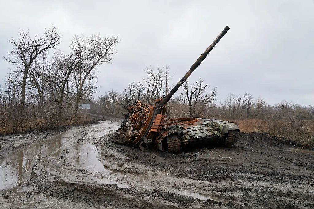 Украинский танк уничтожен артиллерийским обстрелом. Фото © Getty Images / Pierre Crom