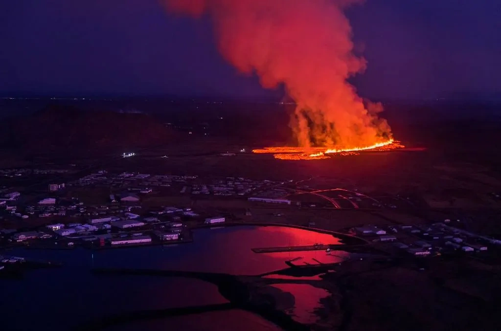 Извержение вулкана в исландском Гриндавике. Фото © X (Twitter) / ragnaraxelsson