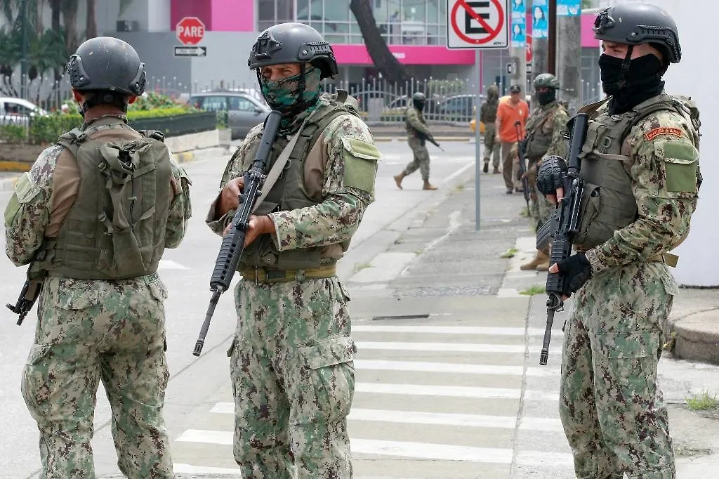 Военнослужащие Эквадора во время патрулирования улиц. Обложка © ТАСС / EPA / Carlos Durán Araújo
