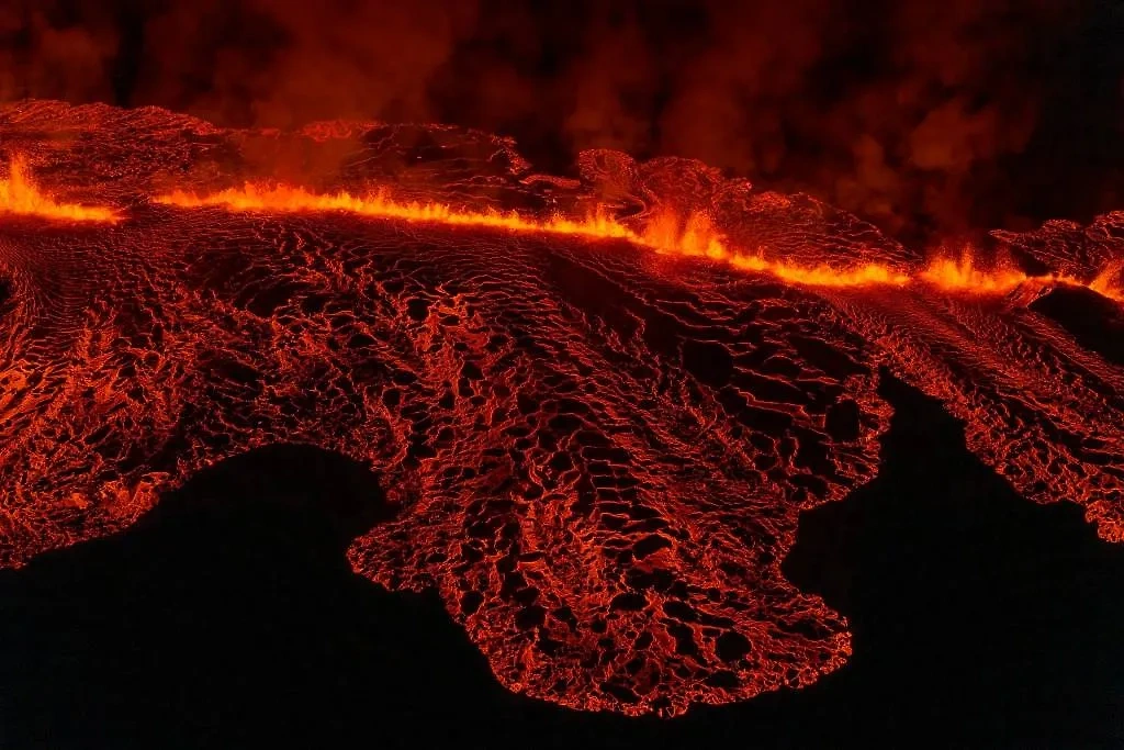 Извержение вулкана в исландском Гриндавике. Обложка © X (Twitter) / ragnaraxelsson