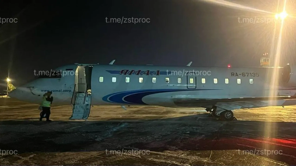 Экстренно севший в новосибирском Толмачёво самолёт, летевший в Салехард. Обложка © t.me / Западно-Сибирская транспортная прокуратура