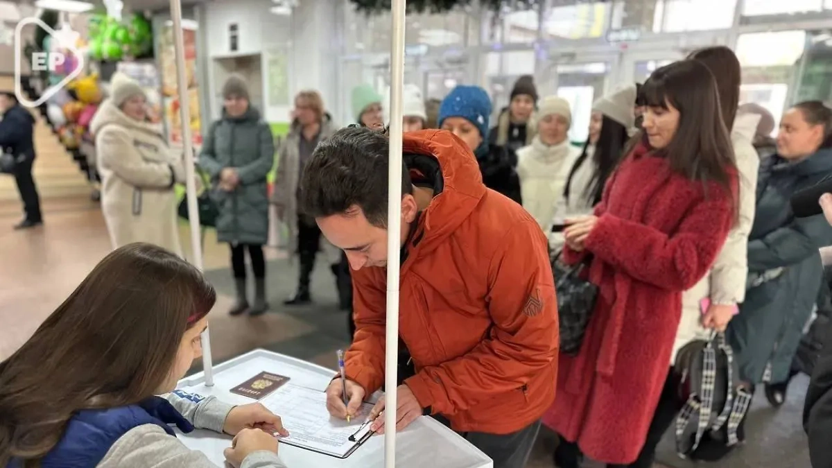 "Единая Россия" проводит единый день сбора подписей в поддержку выдвижения Путина. Обложка © Пресс-служба ЕР