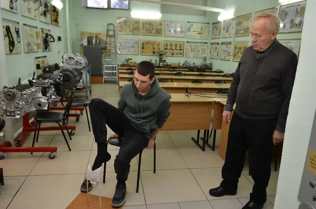 Российские учёные изобрели устройство, позволяющее надевать носки без помощи рук. Фото © Пензенский государственный университет