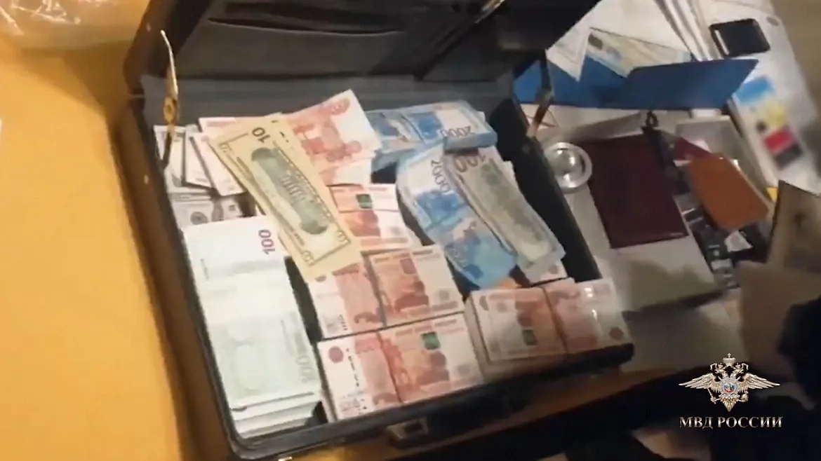 Деньги, найденные у вымогателя из Симферополя. Фото © "МВД МЕДИА"