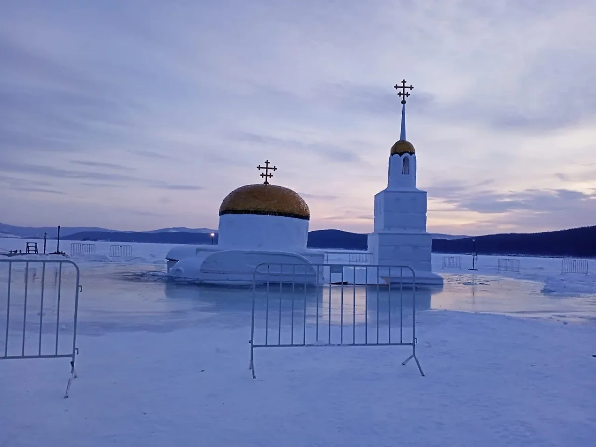 Снежный храм на озере Тургояк ушёл под воду. Обложка © VK / Челябинская митрополия