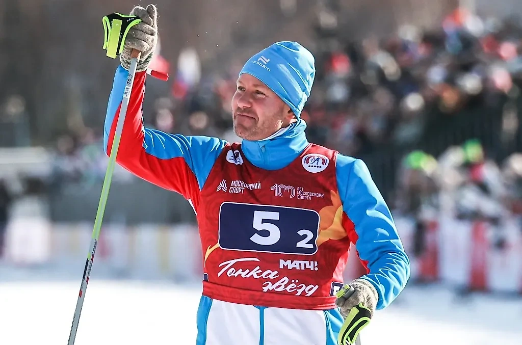 Певец Митя Фомин во время соревнований по лыжным гонкам и биатлону "Гонка звёзд". Фото © ТАСС / Сергей Фадеичев