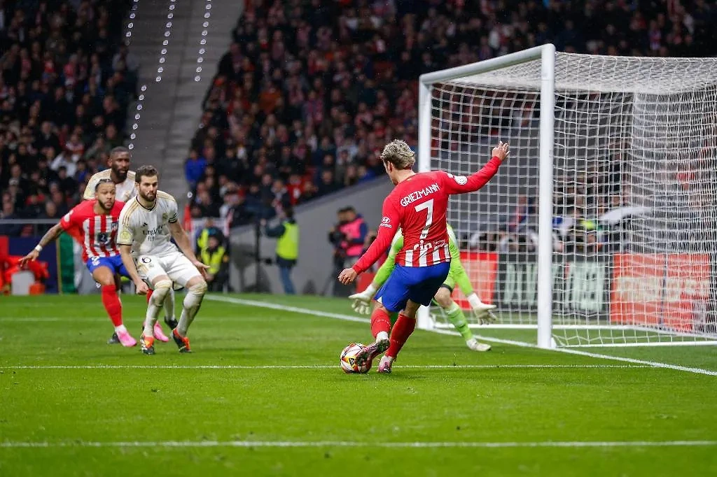 Победный удар Антуана Гризманна в ворота "Реала". Обложка © X / Atlético de Madrid