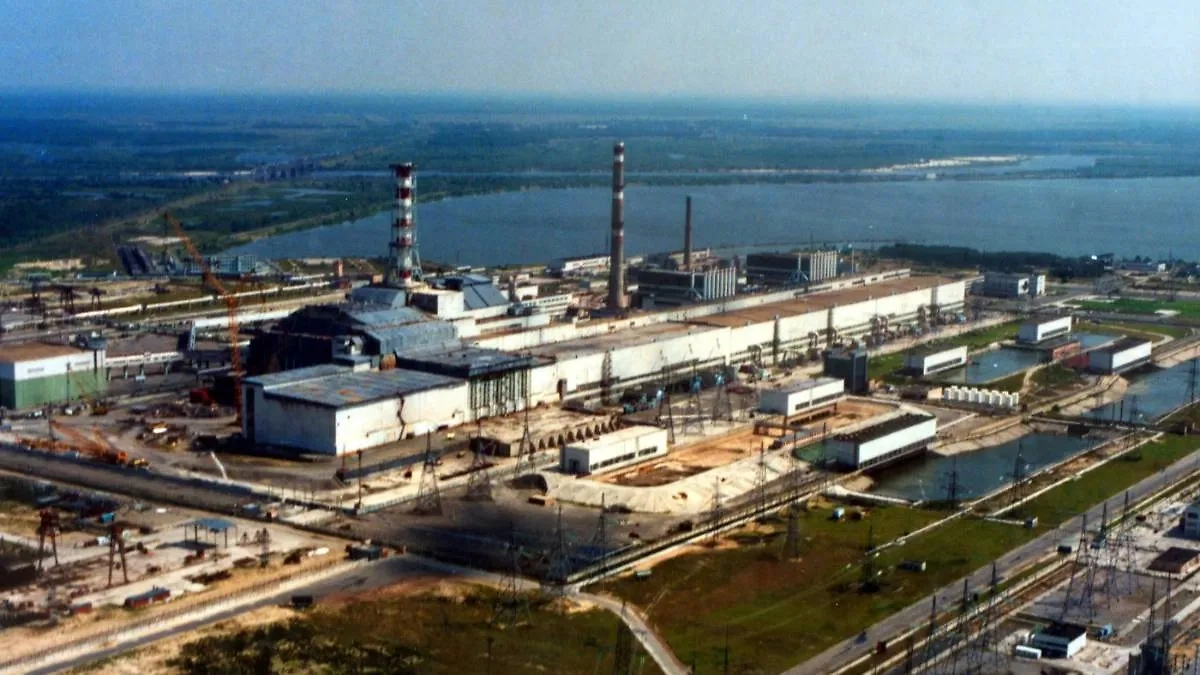 Вид с воздуха, Чернобыльская АЭС с саркофагом. Обложка © Wikipedia / IAEA Imagebank. 04710018