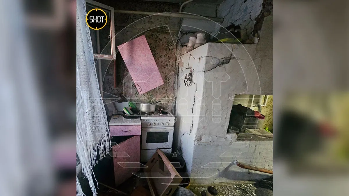 Обстановка внутри дома, где взрывом оторвало руки 14-летней девочке. Фото © t.me / SHOT