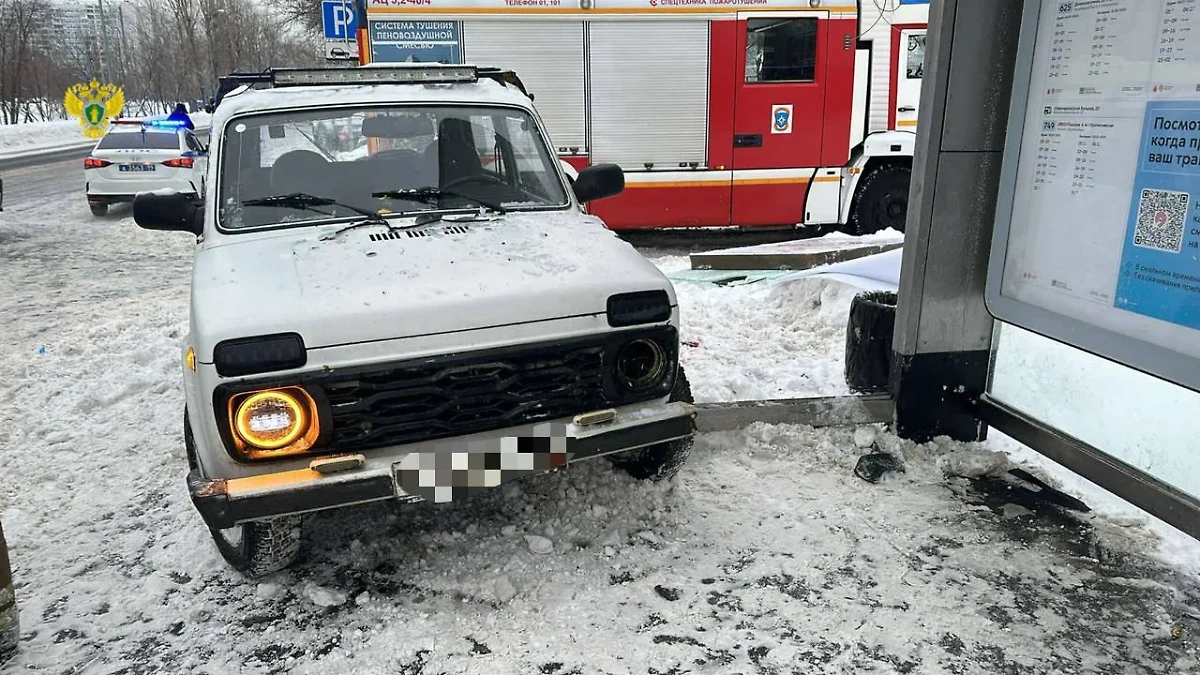 "Нива", водитель которой протаранил остановку в Москве. Обложка © t.me / Прокуратура Москвы 