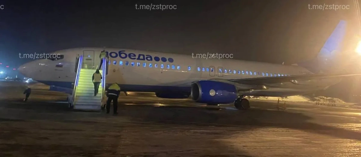 Совершивший вынужденную посадку в Новосибирске самолёт. Обложка t.me / Западно-Сибирская транспортная прокуратура