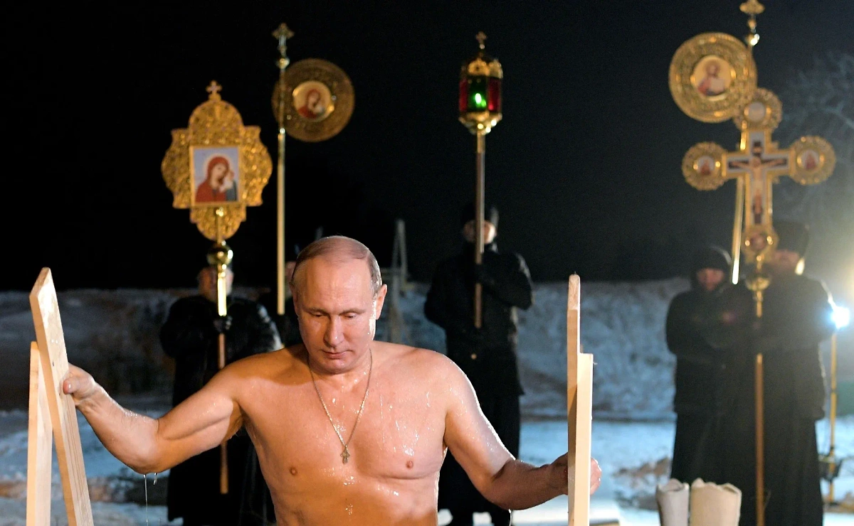 Владимир Путин во время крещенских купаний на озере Селигер в 2018 году. Фото © kremlin.ru