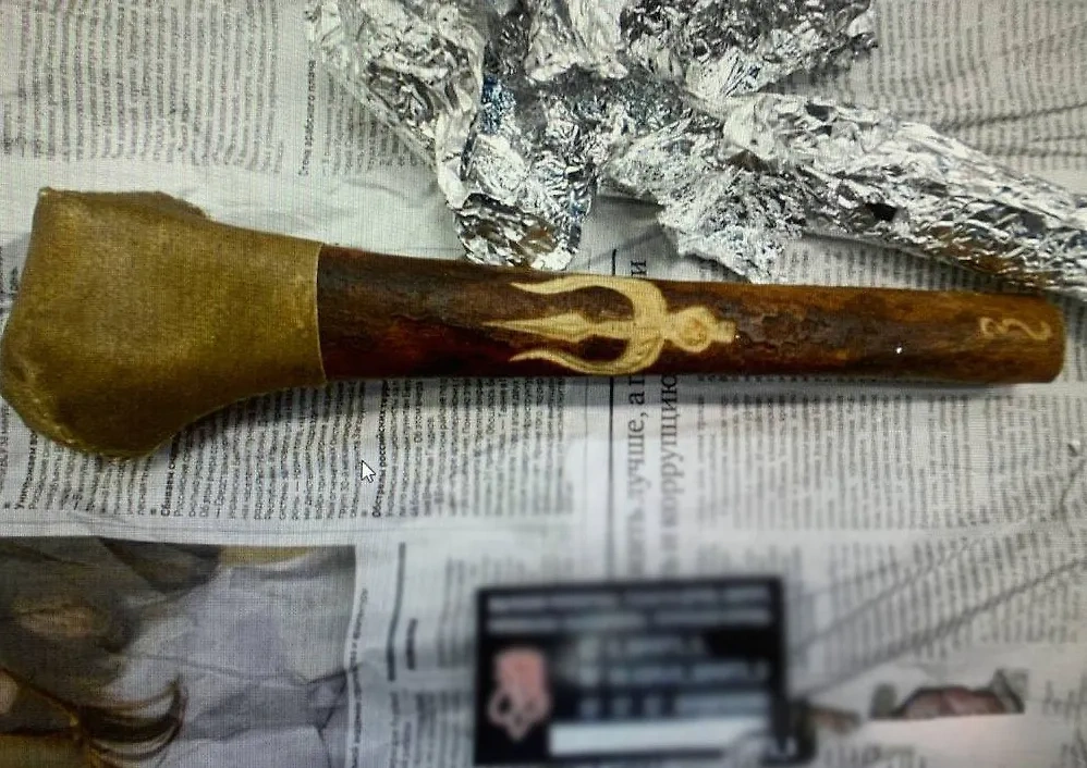 Московские таможенники нашли в посылке ритуальную флейту из человеческой кости. Фото © ФТС России