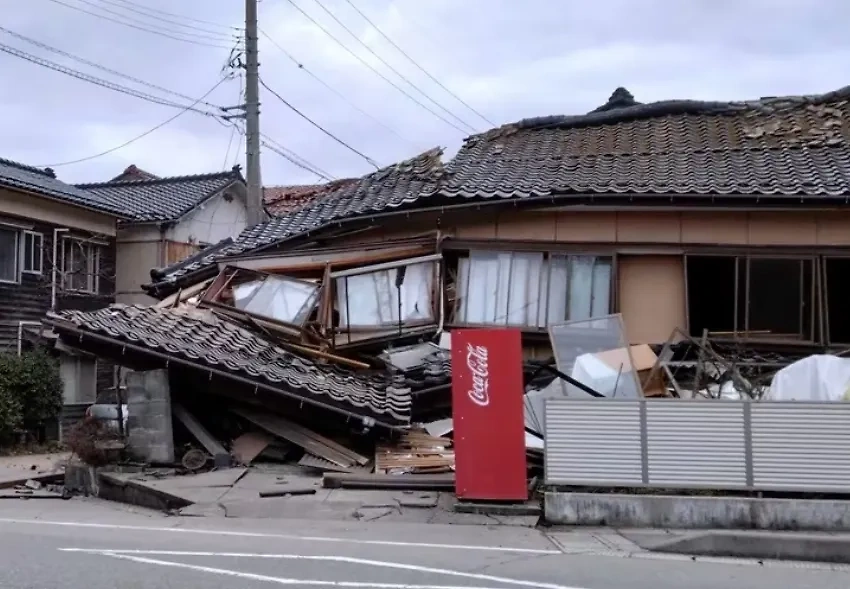 Префектура Исикава в Японии после землетрясения. Обложка © Twitter / Kiwi Geek