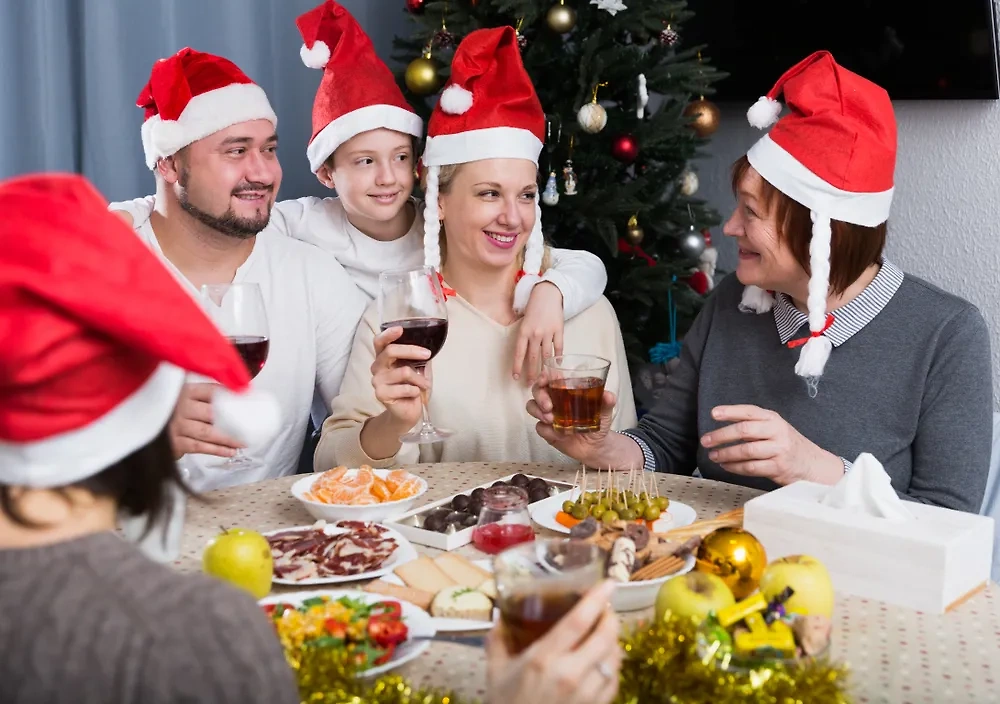 Разнообразие блюд на новогоднем столе может навредить желудку. Обложка © Shutterstock