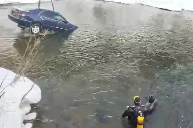 На Сахалине из реки достали автомобиль с телом внутри. Обложка © t.me / МЧС по Сахалинской области