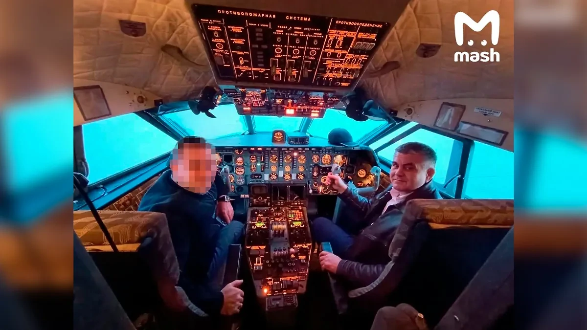 Гендиректор Челябинского аэропорта Кашин в кабинете пилота самолёта (справа). Обложка © Telegram / Mash