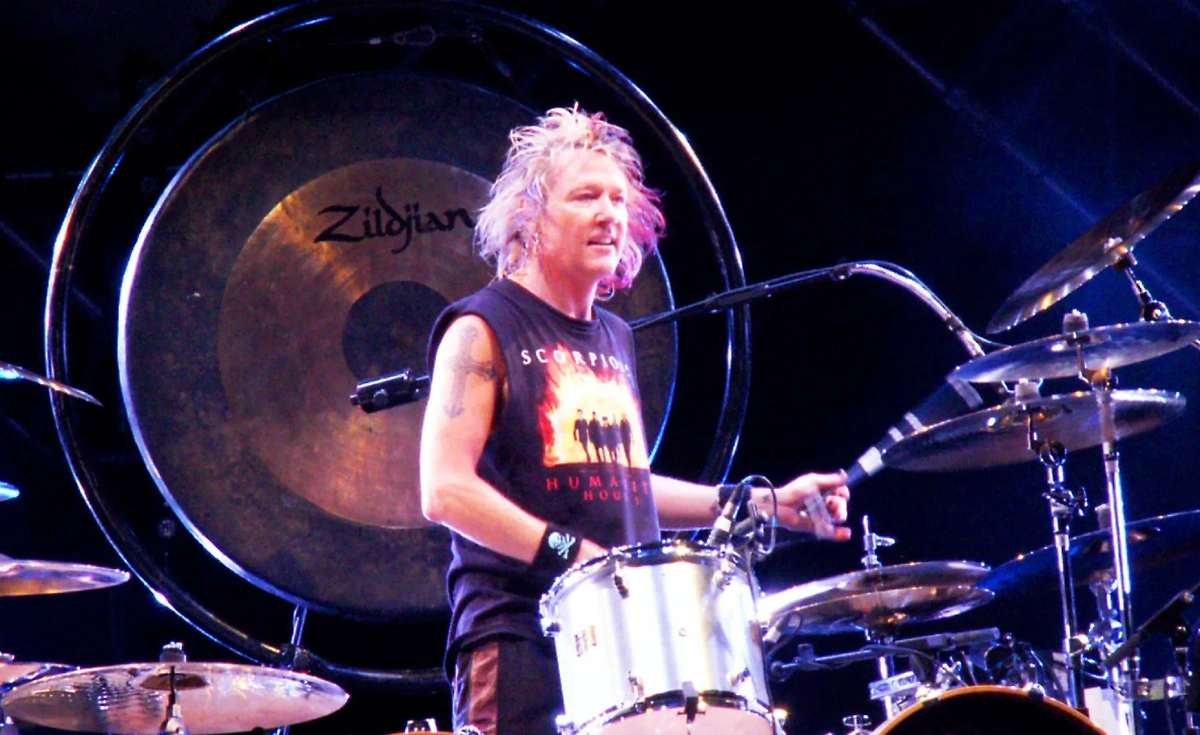 Барабанщик культовой рок-группы Scorpions Джеймс Коттак скончался на 62-м году жизни. Фото © Tilly antoine / Wikipedia