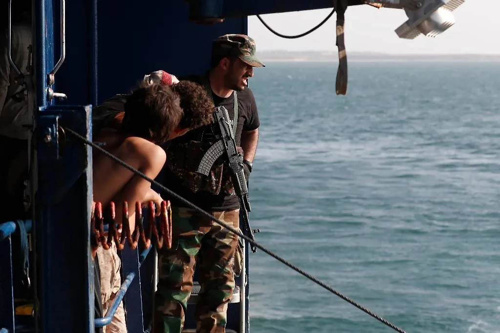 ВМС Британии заявили о несанкционированном проникновении на судно у порта Сухар. Обложка © ТАСС / EPA / YAHYA ARHAB