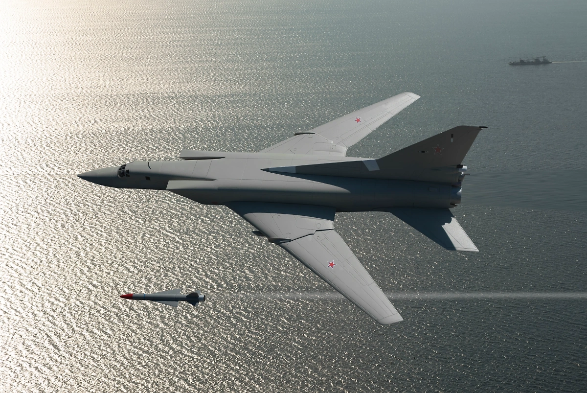 Российский бомбардировщик Ту-22 с ракетой X-22. Фото © Getty Images