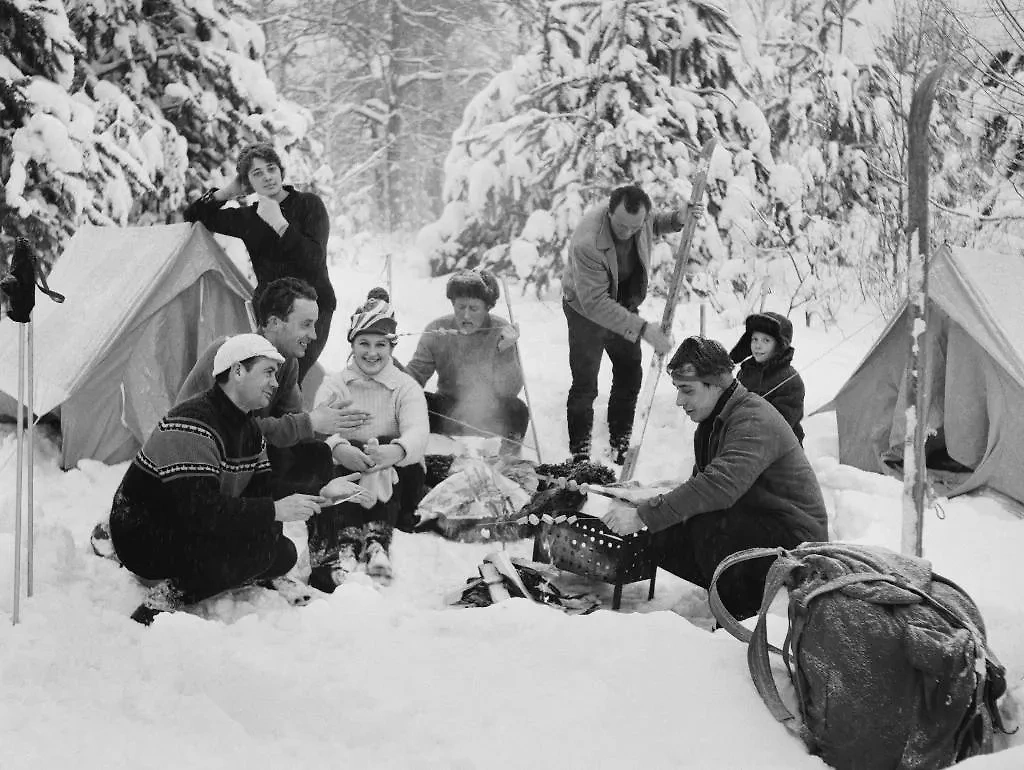 Сухопарые и тренированные советские туристы могли совершать зимние восхождения на перевалы где-нибудь в Саянах в мороз и ветер, где ночевали, строя иглу. Фото © ТАСС / Мазур Г.