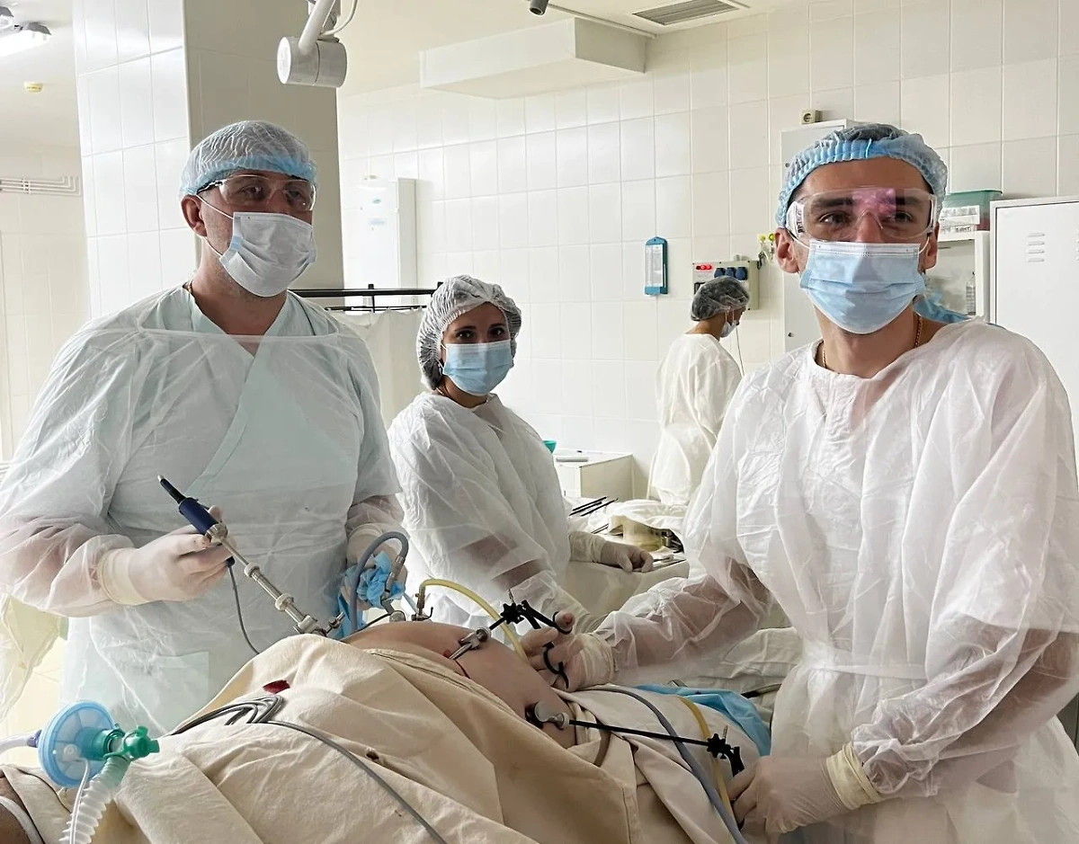 Хирурги оперируют мужчину с вставной челюстью в животе. Обложка © t.me / Беглов_Zdrav