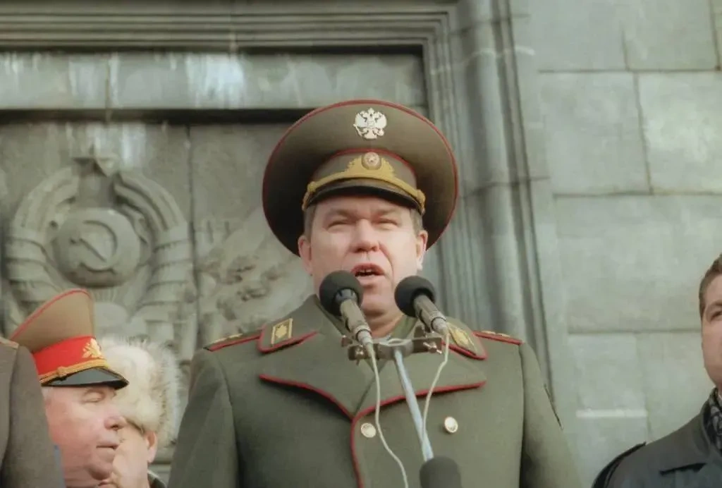 Москва. 1998 год. Генерал Лев Рохлин выступает на митинге. Фото © ТАСС / Виктор Великжанин
