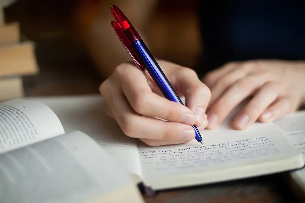 Как прочитать человека по нажиму и наклону его почерка. Фото © Shutterstock