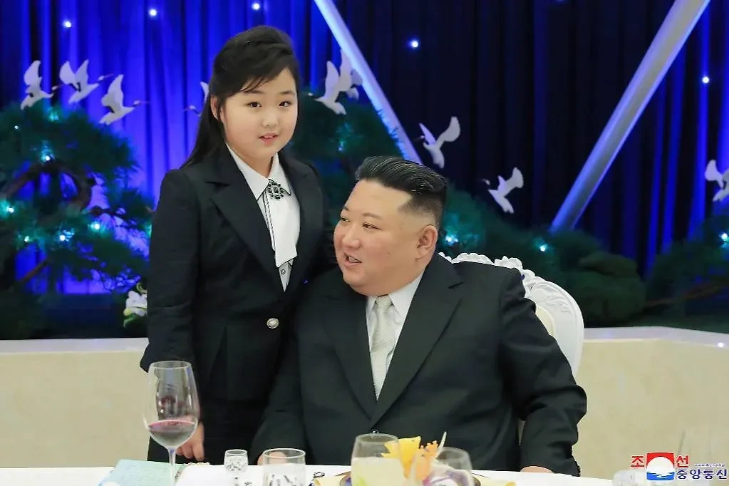 Лидер КНДР Ким Чен Ын с дочерью Ким Чжу Э. Обложка © ТАСС / AP / Korean Central News Agency