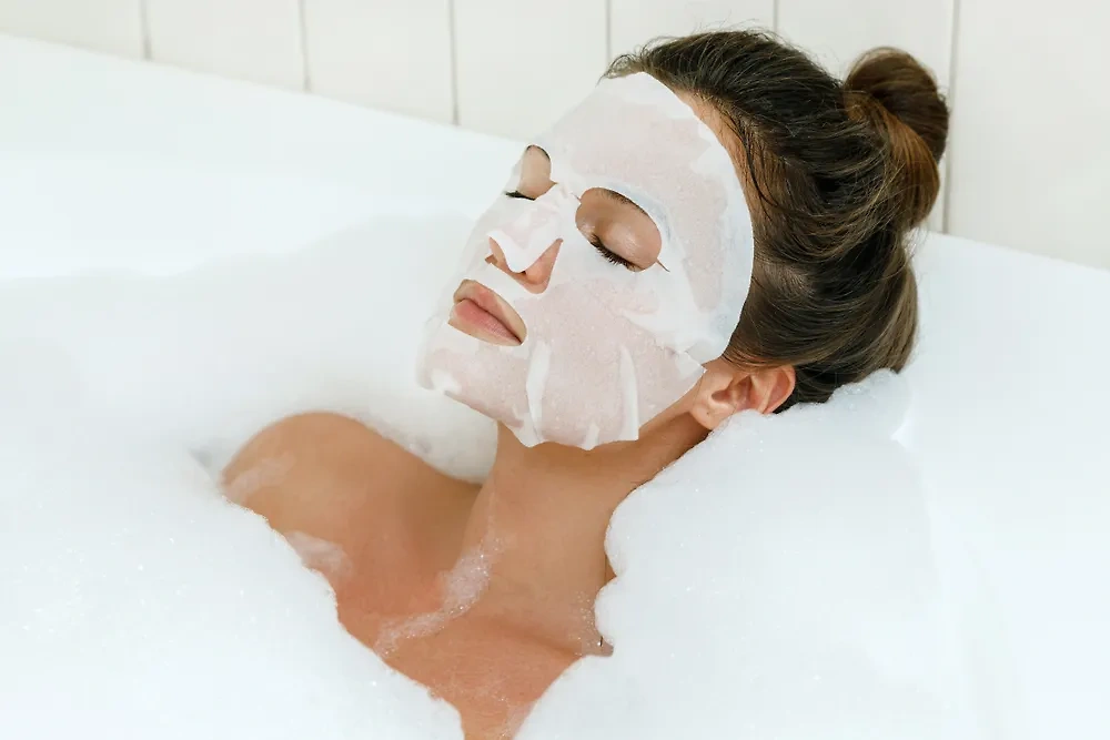 Спирт в составе тканевой маски для лица высушит кожу. Обложка © Shutterstock