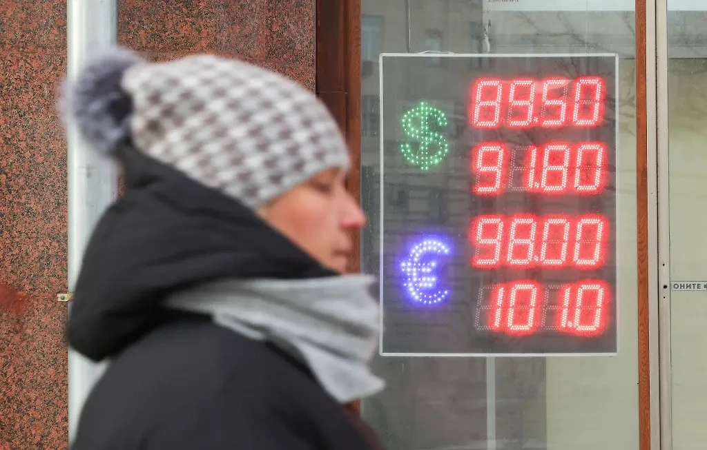 Курс доллара  может обновить новый минимум. Обложка © ТАСС / NEWS.ru / Сергей Петров
