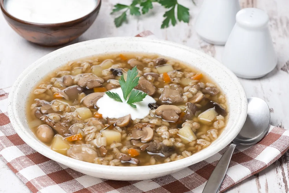 Как готовить грибной суп с перловкой: рецепт и инструкция. Фото © Shutterstock