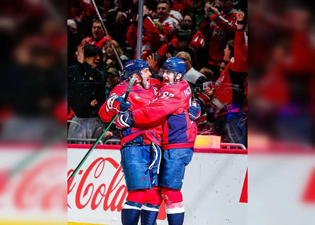 Александр Овечкин и Макс Пачиоретти радуются заброшенной шайбе. Обложка © X / Washington Capitals