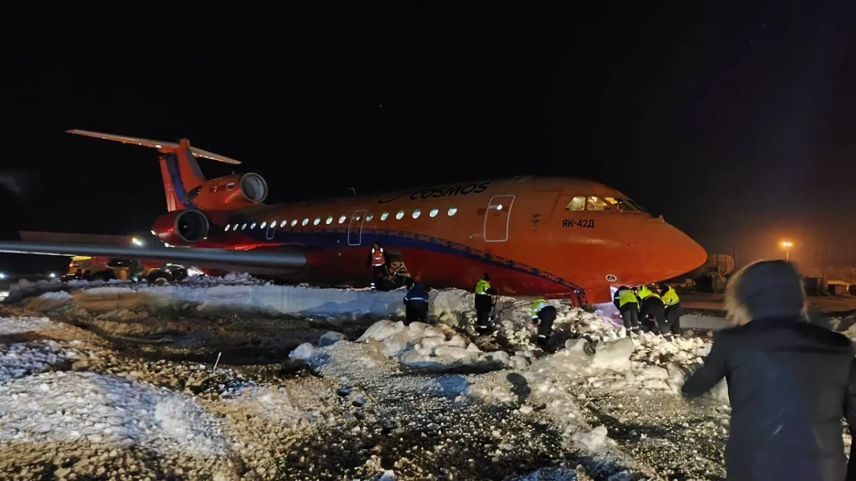 Выкатившийся за пределы ВПП в Архангельске Як-42. Обложка © t.me / Северо-Западная транспортная прокуратура