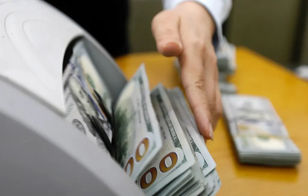 Все полученные доходы пересчитываются в рубли по курсу Банка России, который действовал на дату выплаты процентов, и на эту сумму начисляется стандартный налог в 13%. Фото © ТАСС / EPA / LUONG THAI LINH