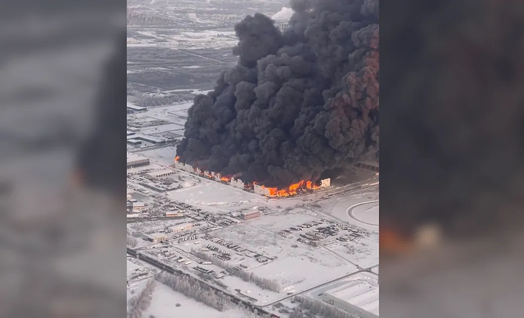 Пожар на складе под Санкт-Петербургом. Обложка © VK / Подслушано Окуловка